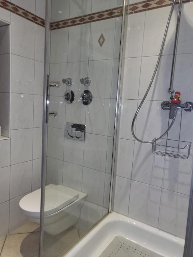 Tritt Ein Bring Glueck Herein - Exquisite 75 Qm - Messenaehe - Parkplatz - Flughafennaehe Дюселдорф Екстериор снимка